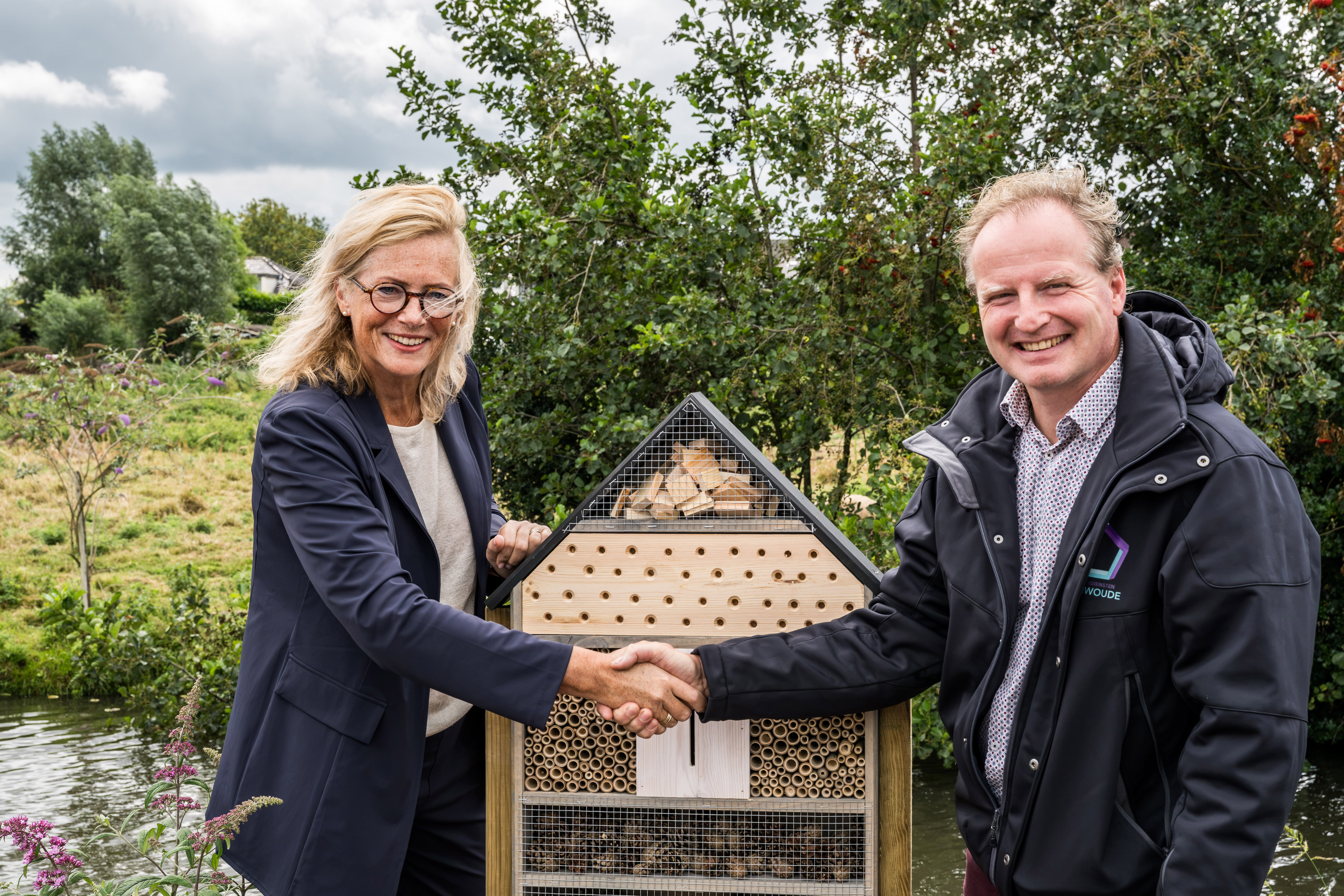 Wethouder Ines de Ridder en directeur-bestuurder Juriaan Petter onthullen het insectenhotel bij de flexwoningen in Ter Aar