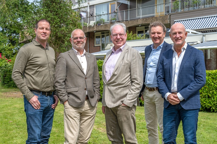 groepsfoto anterieure overeenkomst Kerklaan Ambachtsherenweg gemeente Zoeterwoude en Rijnhart Wonen