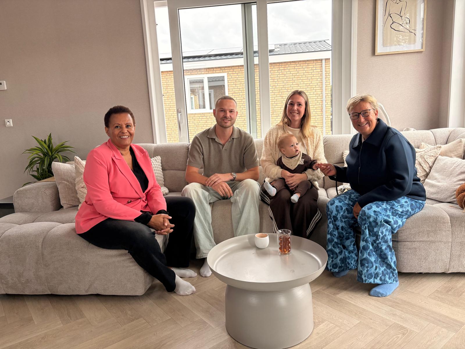 bewoners woonwagen Alphen aan den Rijn met wethouder Yvonne Peters en directeur-bestuurder Monique Brewster