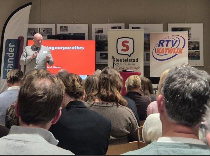 Jan Hoek pitcht tijdens het het Groot Regionaal Warmtedebat