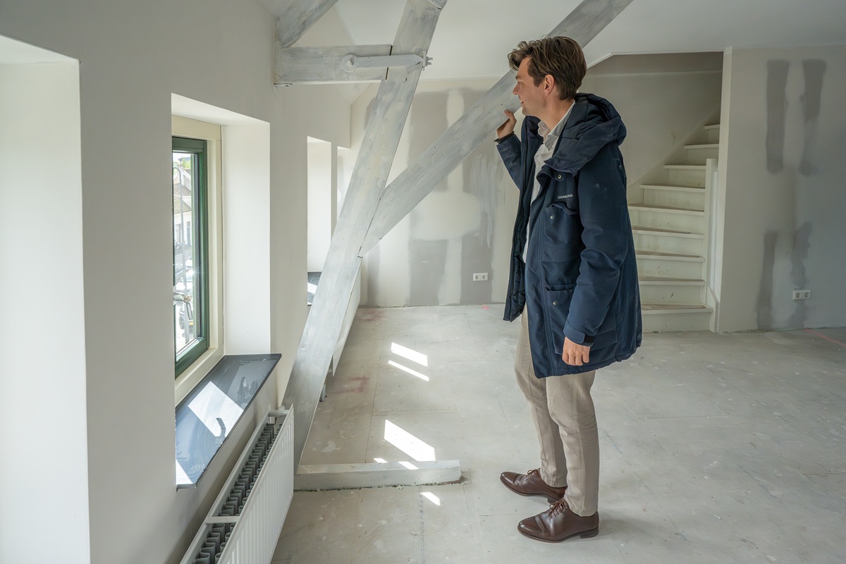 Wethouder Julius Terpstra in gerenoveerde woning Lage Rijndijk Leiden
