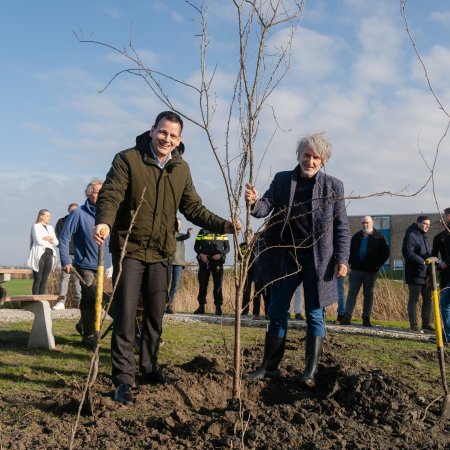 Bestuurder Roland Marx en wethouder Gerard Mostert planten symbolisch een boom mee_Dunavie_Valkenhorst(c)JaravandenBosch-35 (1)