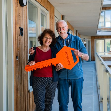Blije huurders ontvangen sleutel van nieuwe woning in De Koekkoek