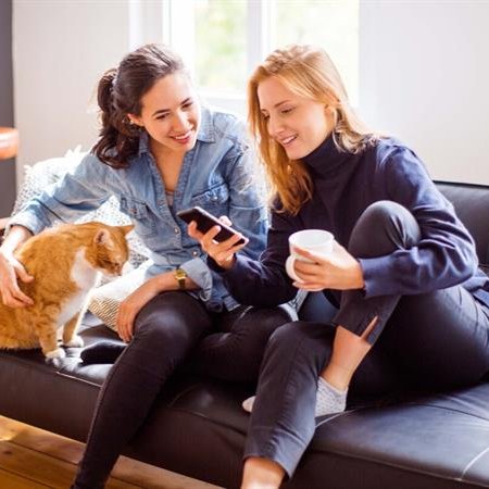 Fijn wonen_7_vriendinnen_op de bank_kat_huiselijk