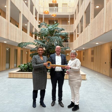 Monique Brewster, dhr Schotanus en nieuwe huurder mevrouw Jaschke
