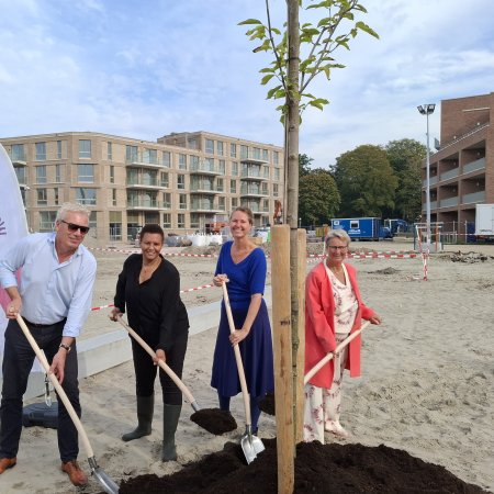 Start nieuwbouw Magnolia Bospark - planten van boom